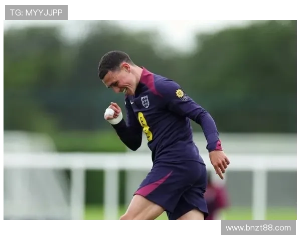 福登与英格兰前辈交流互动，持续提升国家队表现