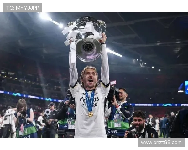 从英超中场核心到皇马传奇：莫德里奇的生涯跃迁