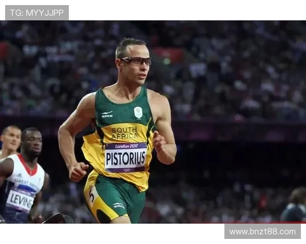 奥斯卡·皮斯托瑞斯穿西装倒像富豪派对主角，赛场那副狠劲儿去哪儿了？